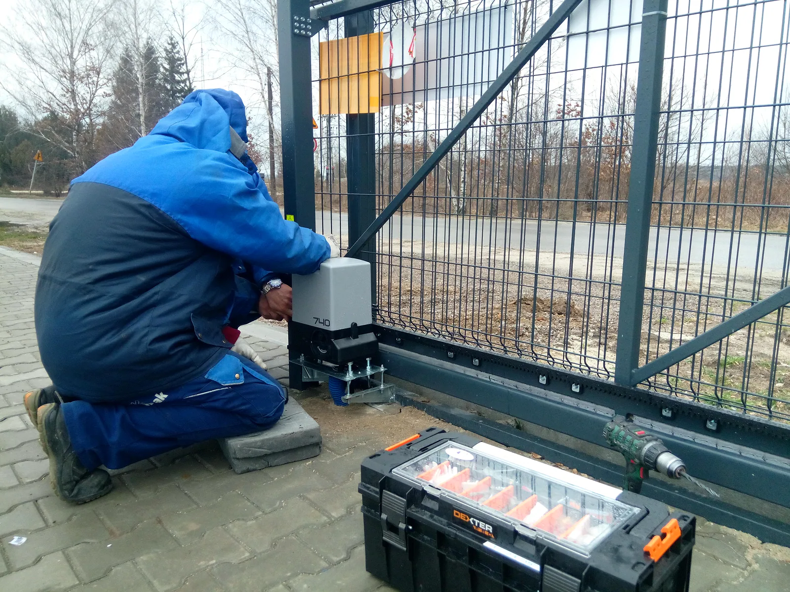 Montaż napędu bramy w systemie kontroli wjazdu