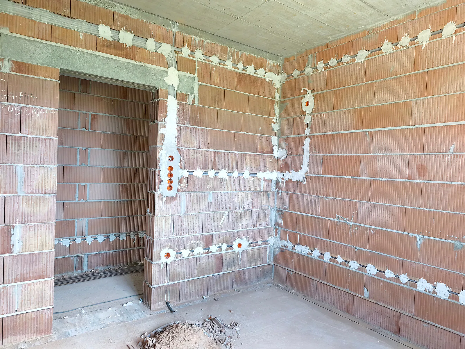 Instalacja elektryczna w domu jednorodzinnym podczas budowy