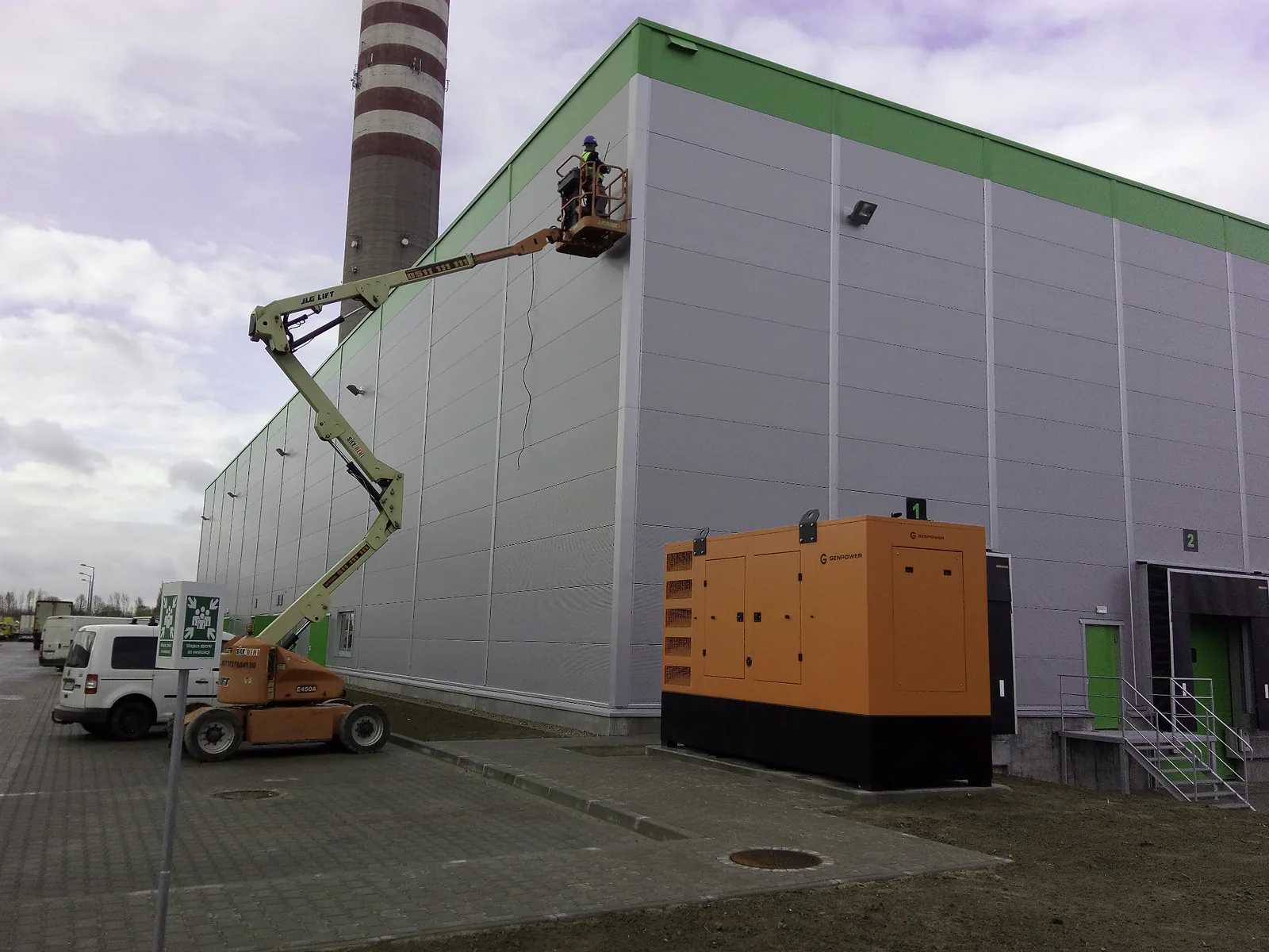 Prace instalacyjne na wysokości w dużej hali