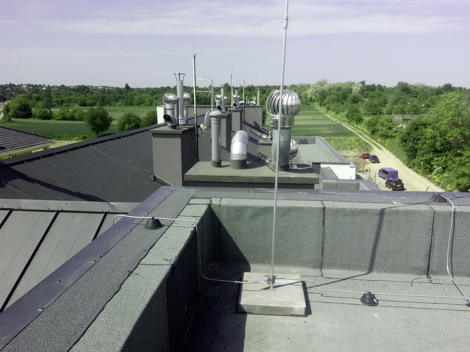Zwód pionowy i przewody instalacji odgromowej na dachu płaskim