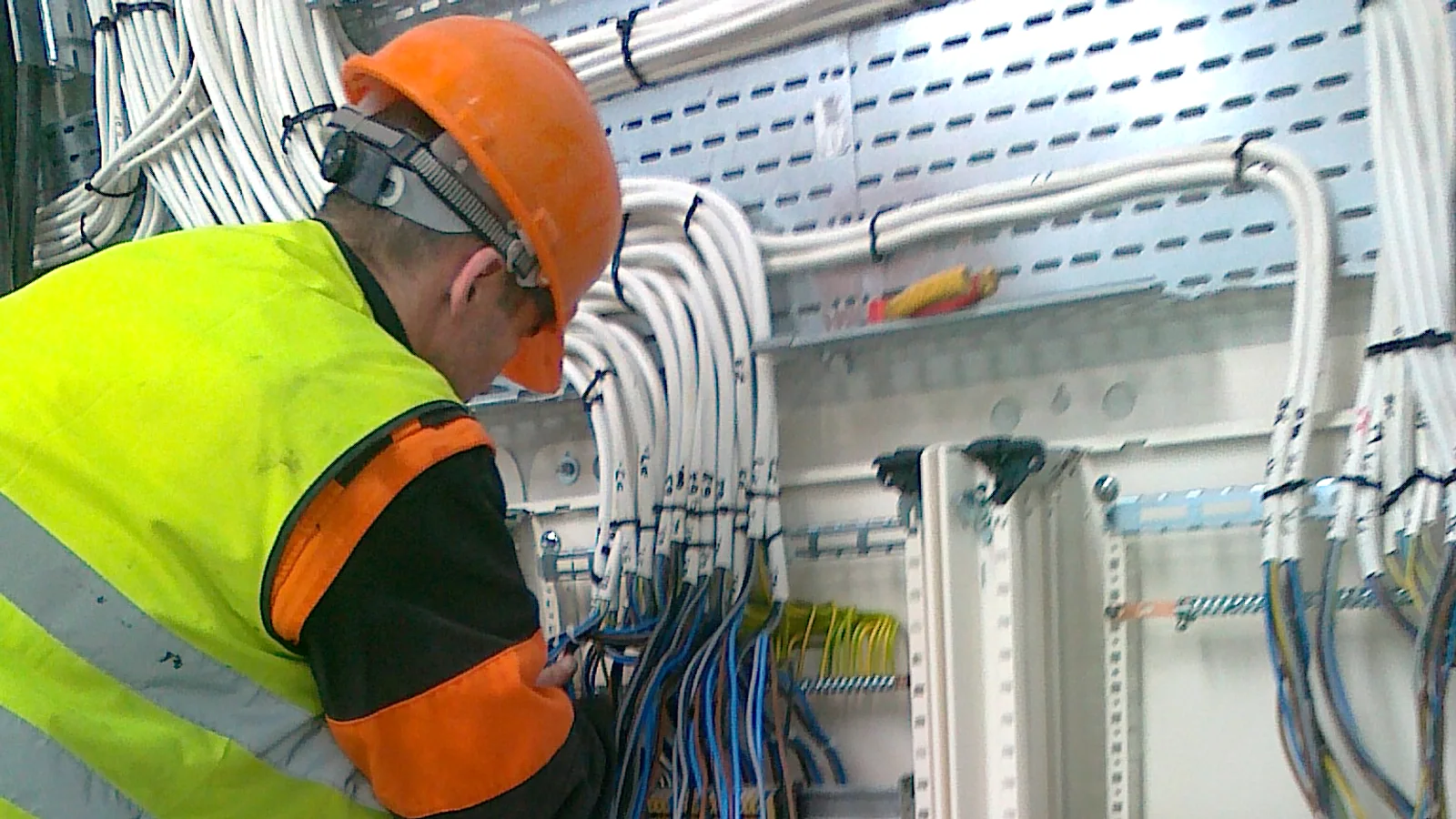Praca przy rozdzielnicy podczas realizacji instalacji technicznej